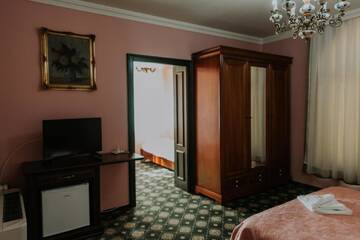 Фото номера Трехместный номер Отель Hotel Regal г. Бейюш 4