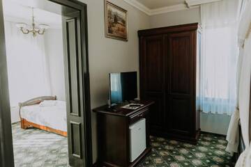 Фото номера Трехместный номер Отель Hotel Regal г. Бейюш 10