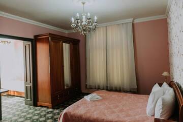 Фото номера Трехместный номер Отель Hotel Regal г. Бейюш 3