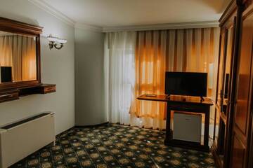 Фото номера Трехместный номер Отель Hotel Regal г. Бейюш 11